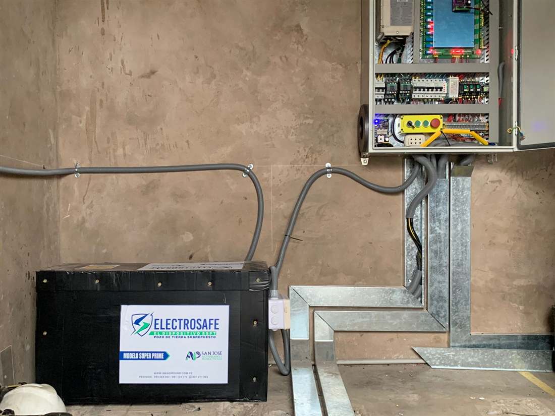 Electrosafe Super Prime instalado junto a un tablero eléctrico